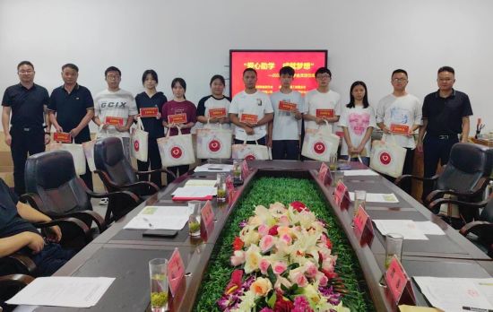 8月28日，九三学社湖南省委会和湖南省温暖工程基金会赴湘西组织开展同心助学活动。 湖南省温暖工程基金会供图