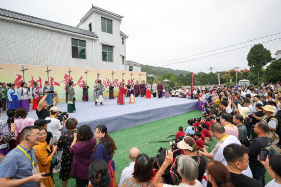 9月23日,第六届中国农民丰收节湖南省主会场活动在郴州市桂阳县举行。当地农民通过捕丰收鱼、唱丰收戏、晒秋、丰收一桌饭等传统民俗活动庆祝自己的节日。 9月23日,第六届中国农民丰收节湖南省主会场活动在郴州市桂阳县举行。当地农民通过捕丰收鱼、唱丰收戏、晒秋、丰收一桌饭等传统民俗活动庆祝自己的节日。