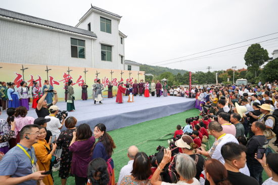 　9月23日，第六届中国农民丰收节湖南省主会场活动在郴州市桂阳县举行。当地农民通过捕丰收鱼、唱丰收戏、晒秋、丰收一桌饭等传统民俗活动庆祝自己的节日。