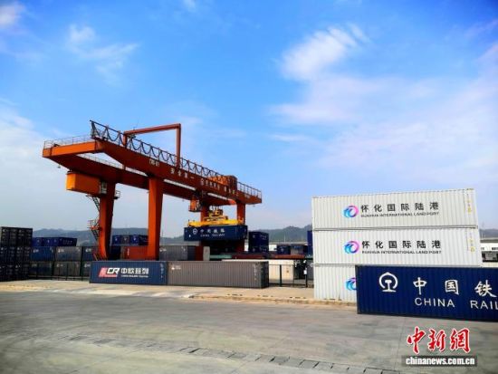 湖南怀化国际陆港,正成为对接东盟的“黄金门户”。 雷明雄 摄 湖南怀化国际陆港,正成为对接东盟的“黄金门户”。 雷明雄 摄