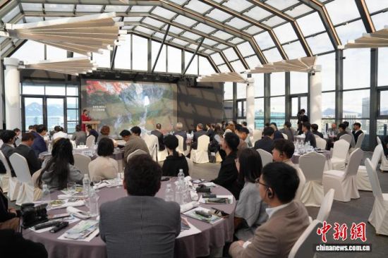 10月24日,“仙境张家界,峰迷全世界”文化旅游推介会在韩国首尔举行。图为文旅推介现场。中新网记者 刘旭 摄 10月24日,“仙境张家界,峰迷全世界”文化旅游推介会在韩国首尔举行。图为文旅推介现场。中新网记者 刘旭 摄