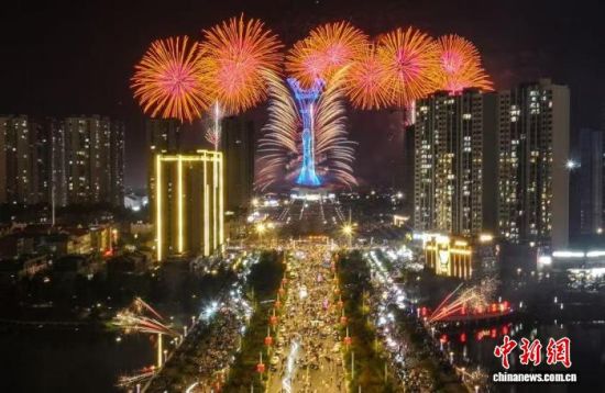 “烟花光塔”造型多变。彭红霞 摄 “烟花光塔”造型多变。彭红霞 摄