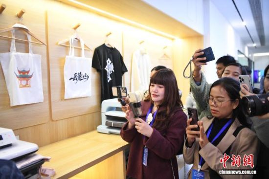 10��27�գ����ڳ�ɳ�����ܻ����й�����2025����ý���ǳ�̽��֮�á��ɷ���һ���߽�λ���潭�����ĺ��������Ƽ����޹�˾������� ��