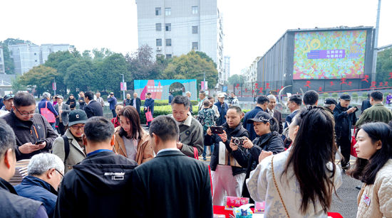 庆典现场。郑涛 摄 庆典现场。郑涛 摄