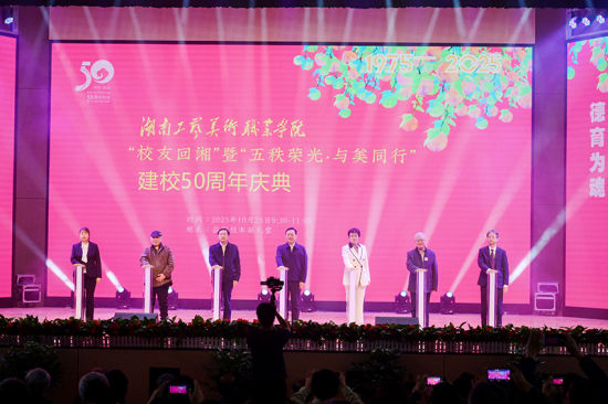 领导共同按下启动仪。郑涛 摄 领导共同按下启动仪。郑涛 摄