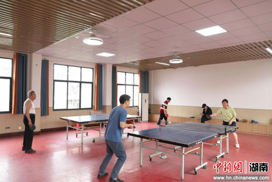 娄底市娄星区涟邵矿务局小区居民在活动中心打乒乓球。 娄星融媒供图 娄底市娄星区涟邵矿务局小区居民在活动中心打乒乓球。 娄星融媒供图