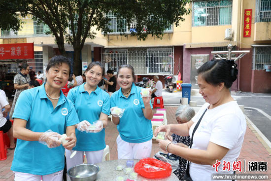 中秋佳节,娄底市娄星区八一祥和小区居民们亲手制作月饼,共叙邻里情。 娄星融媒供图 中秋佳节,娄底市娄星区八一祥和小区居民们亲手制作月饼,共叙邻里情。 娄星融媒供图