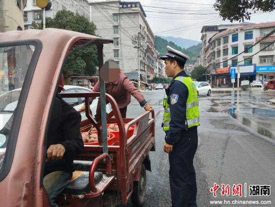 城步交警“柔性执法”现场。 王祥志 摄 城步交警“柔性执法”现场。 王祥志 摄