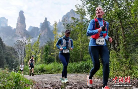 10月26日,2025 XTERRA 越野跑世界系列赛(张家界武陵源站)在张家界武陵源区举行。图为越野跑选手在比赛中。邓道理 摄 10月26日,2025 XTERRA 越野跑世界系列赛(张家界武陵源站)在张家界武陵源区举行。图为越野跑选手在比赛中。邓道理 摄