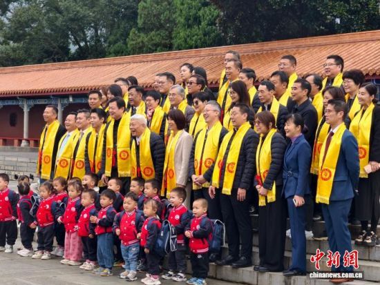 20251028գ200ϿͬںʡԶؾɽ˴꣬μӡ˴  ¡ż˴۵񣬹лʼ˴ۡͼΪĲּαӰ Ĭ 