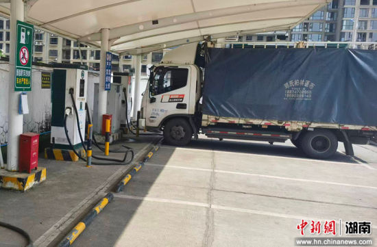 新能源电车在沅陵县产业开发区充电站充电。 新能源电车在沅陵县产业开发区充电站充电。