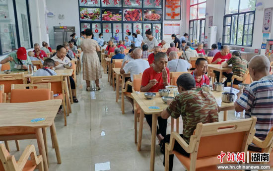 沅陵县社会福利院老年助餐服务点老人就餐现场。 沅陵县社会福利院老年助餐服务点老人就餐现场。