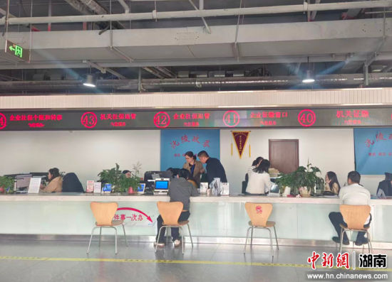 沅陵县政务中心服务大厅群众办事现场。 沅陵县政务中心服务大厅群众办事现场。