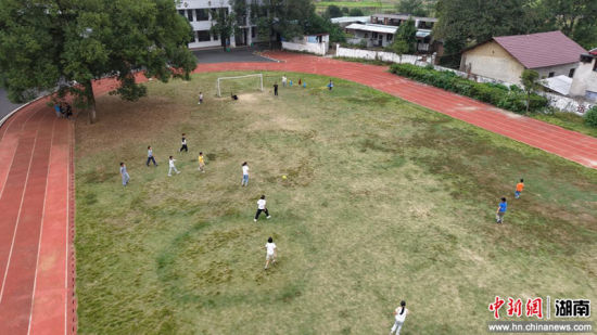 紫溪市镇中心小学的“野生球场”。唐游光 摄 紫溪市镇中心小学的“野生球场”。唐游光 摄