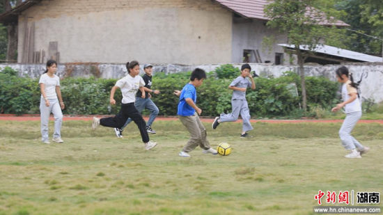 孩子们在球场上追逐。唐游光 摄 孩子们在球场上追逐。唐游光 摄
