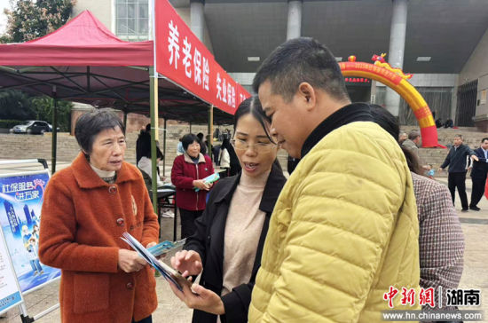 工作人员正在为市民讲解社保政策。黄瑞环 摄 工作人员正在为市民讲解社保政策。黄瑞环 摄