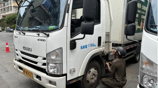 开展车辆检修。邹宇涵 摄 开展车辆检修。邹宇涵 摄