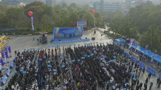 中方县第一届“中国梦·劳动美”职工趣味运动会现场。 中方县第一届“中国梦·劳动美”职工趣味运动会现场。