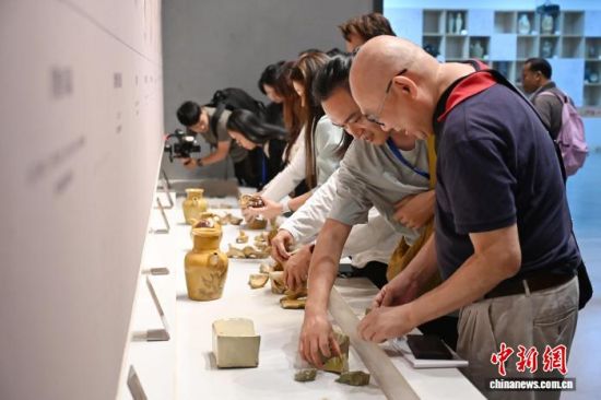 2025海外媒体星城探索之旅采访团一行感受长沙铜官窑陶瓷技艺。 杨华峰 摄 2025海外媒体星城探索之旅采访团一行感受长沙铜官窑陶瓷技艺。 杨华峰 摄