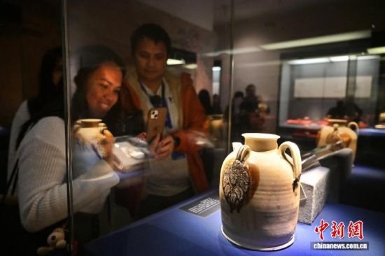 长沙铜官窑将中华优秀传统文化及波斯、阿拉伯文化融入陶瓷装饰艺术中。 杨华峰 摄 长沙铜官窑将中华优秀传统文化及波斯、阿拉伯文化融入陶瓷装饰艺术中。 杨华峰 摄