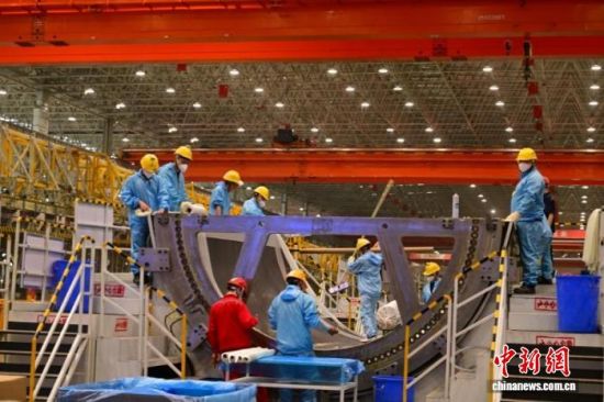 三一重能韶山叶片工厂生产繁忙。方阳 摄 三一重能韶山叶片工厂生产繁忙。方阳 摄