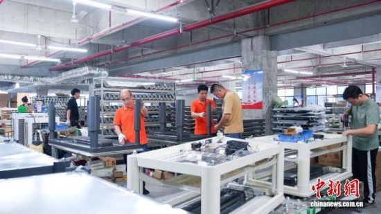 10月29日, 冬电科技工人正赶制订单。 刘勇 摄 10月29日, 冬电科技工人正赶制订单。 刘勇 摄