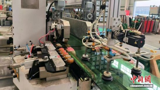 湖南精晶玻璃有限公司自动生产线。 李中声 摄 湖南精晶玻璃有限公司自动生产线。 李中声 摄