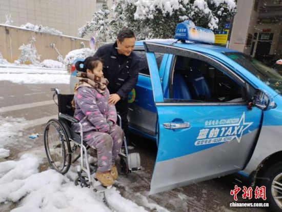 罗旭冒着大雪免费接送残障人士。受访者供图 罗旭冒着大雪免费接送残障人士。受访者供图