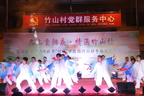 10月29日,官渡镇竹山村专场文艺演出节目精彩上演。范逸文 摄 10月29日,官渡镇竹山村专场文艺演出节目精彩上演。范逸文 摄