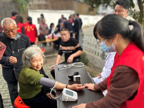 官渡镇中心卫生院党支部党员为老人免费测量血压。范逸文 摄 官渡镇中心卫生院党支部党员为老人免费测量血压。范逸文 摄