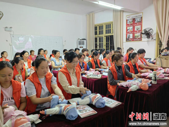 学员们在参加育婴班培训。新田县人社部门供图 学员们在参加育婴班培训。新田县人社部门供图