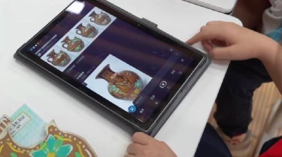 在博才洋湖小学美术课堂上,学生们的绘画作品被送入AI窑厂,瞬间可以变成烧制后长沙窑瓷器的真实模样。 在博才洋湖小学美术课堂上,学生们的绘画作品被送入AI窑厂,瞬间可以变成烧制后长沙窑瓷器的真实模样。