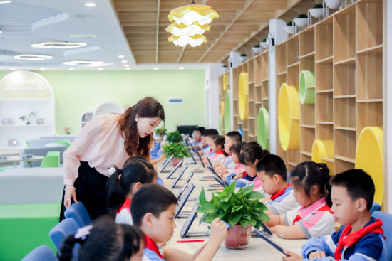 凌云小学已实现6个年级28个班级1200多位学生智慧课堂的全覆盖。图为智慧阅读。 凌云小学已实现6个年级28个班级1200多位学生智慧课堂的全覆盖。图为智慧阅读。