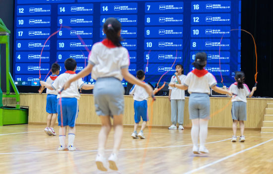 雷锋新城实验小学的智慧跳绳比赛。 雷锋新城实验小学的智慧跳绳比赛。