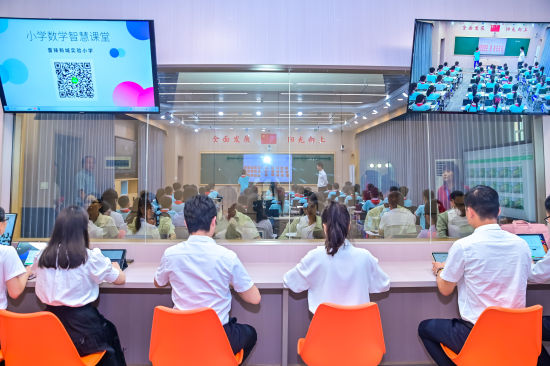 雷锋新城实验小学线上线下+教学现场的教师智能研修场景。 雷锋新城实验小学线上线下+教学现场的教师智能研修场景。