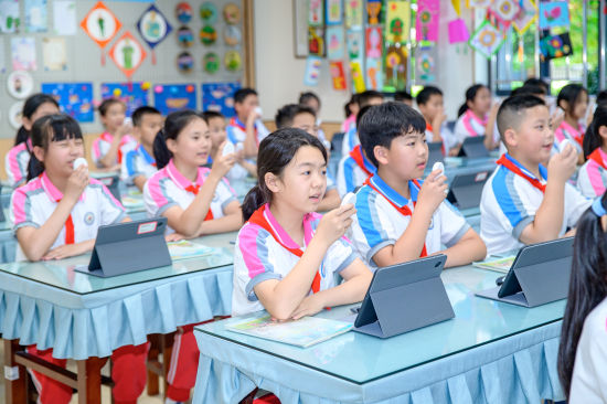 雷锋新城实验小学英语AI听说课堂。 雷锋新城实验小学英语AI听说课堂。