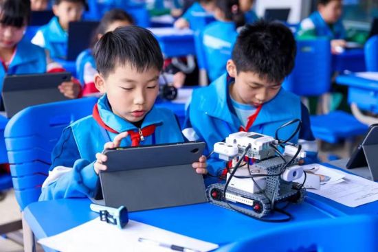 凌云小学学生参加信息比赛。 凌云小学学生参加信息比赛。