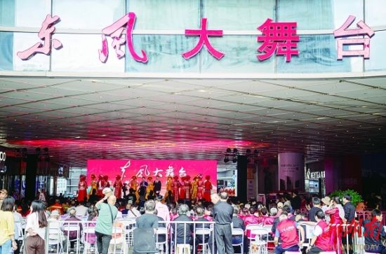 定期演出的东风大舞台承载起人们共同的梦想与期待,书写基层治理新答卷。 定期演出的东风大舞台承载起人们共同的梦想与期待,书写基层治理新答卷。