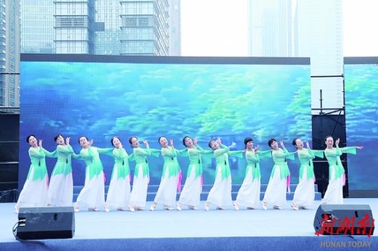 东风大舞台,群众当主角。 东风大舞台,群众当主角。