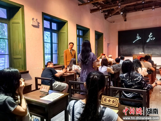 9月5日,位于长沙橘子洲的《恰同学少年》沉浸式青春剧场,“杨昌济”饰演者与观众互动。 张雪盈 摄 9月5日,位于长沙橘子洲的《恰同学少年》沉浸式青春剧场,“杨昌济”饰演者与观众互动。 张雪盈 摄