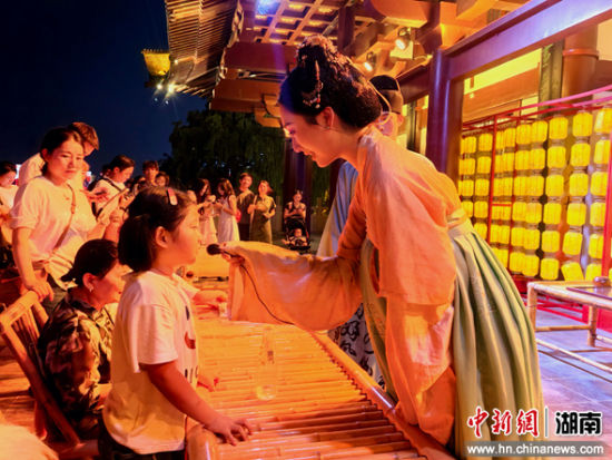 9月5日,长沙杜甫江阁“喜相逢”唐风互动夜游活动中,演员正在与观众互动。 张雪盈 摄 9月5日,长沙杜甫江阁“喜相逢”唐风互动夜游活动中,演员正在与观众互动。 张雪盈 摄