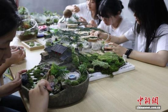 岳苔记产品入驻岳阳楼景区岳阳市创业就业赋能中心。陈浩摄 岳苔记产品入驻岳阳楼景区岳阳市创业就业赋能中心。陈浩摄