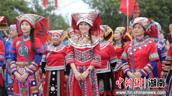 身着绚丽服饰的参演者。周声遥 摄 身着绚丽服饰的参演者。周声遥 摄