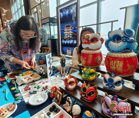 湖湘非遗展上的面塑作品。中新网记者 唐小晴 摄 湖湘非遗展上的面塑作品。中新网记者 唐小晴 摄