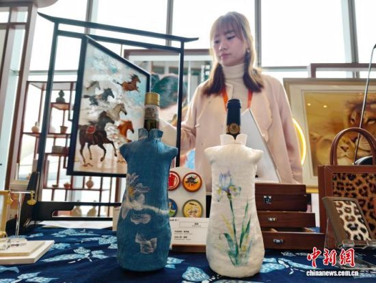 红酒套上用湘绣结合法绣技法绣了法国国花鸢尾花。中新网记者 唐小晴 摄 红酒套上用湘绣结合法绣技法绣了法国国花鸢尾花。中新网记者 唐小晴 摄