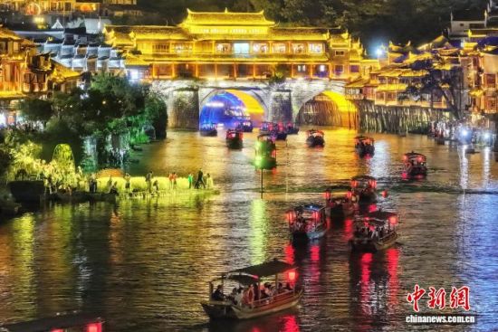 今年国庆假期间,湘西凤凰古城游客如织。中新网记者 杨华峰 摄 今年国庆假期间,湘西凤凰古城游客如织。中新网记者 杨华峰 摄