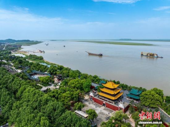 ÒÙÁ¢ÔÚ¶´Í¥ºþÅϵÄÔÀÑôÂ¥¡£ÐíÔó²¨ Éã ÒÙÁ¢ÔÚ¶´Í¥ºþÅϵÄÔÀÑôÂ¥¡£ÐíÔó²¨ Éã