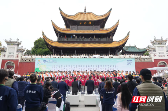 »î¶¯ÏÖ³¡£¬ÇñСç÷¡¢°×Ê«µÂºÍ979Ãû¸÷½çÈËÊ¿ÏÖ³¡¼¯ÌåÒ÷ËС¶ÔÀÑôÂ¥¼Ç¡·¡£ »î¶¯ÏÖ³¡£¬ÇñСç÷¡¢°×Ê«µÂºÍ979Ãû¸÷½çÈËÊ¿ÏÖ³¡¼¯ÌåÒ÷ËС¶ÔÀÑôÂ¥¼Ç¡·¡£