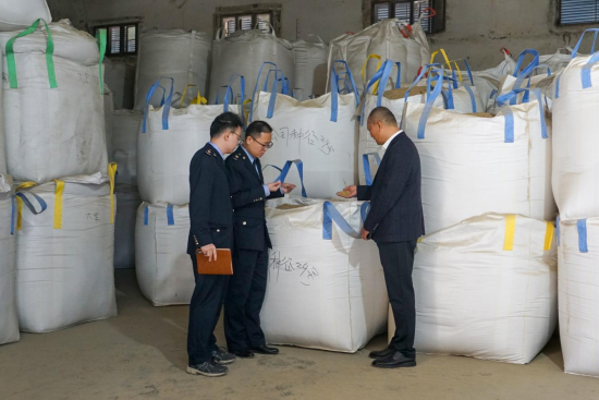 税务干部走访湖南禾下土农业发展有限公司,了解稻谷收获情况。伍镍 摄 税务干部走访湖南禾下土农业发展有限公司,了解稻谷收获情况。伍镍 摄