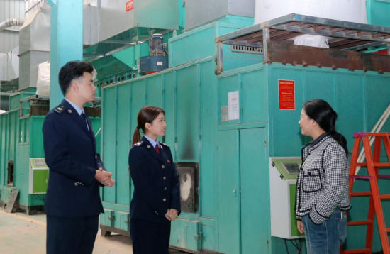 湖南大队长农业有限公司负责人刘世妹向税务干部介绍水稻收获后保质减损技术与措施。夏玄中 摄 湖南大队长农业有限公司负责人刘世妹向税务干部介绍水稻收获后保质减损技术与措施。夏玄中 摄